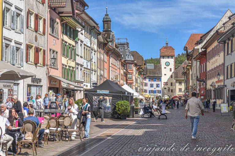 Calle principal de Waldshut-Tiengen llena de gente y de terrazas