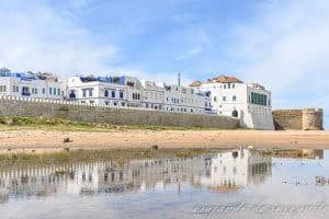 Asilah reflejada en el agua de su playa
