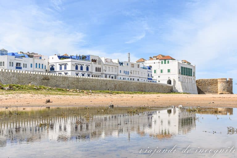 Asilah reflejada en el agua de su playa