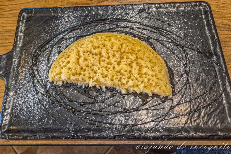 Bahgrir con miel en el Café Central de Tánger