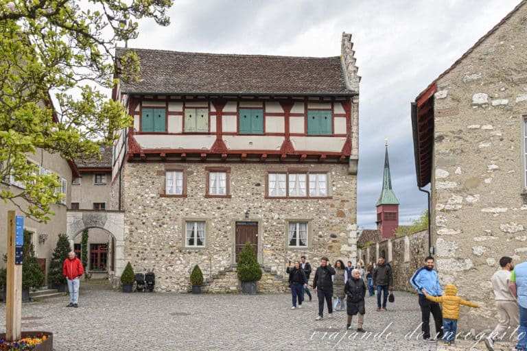 Edificio de entramado de madera en el patio interior del castillo de Laufen