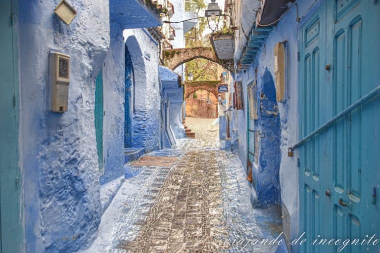 Callejón azul de Chefchaouen vacío