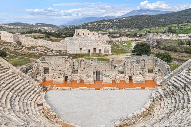Vistas del teatro de Patara desde la fila superior de asientos y al fondo el Bouleuterion