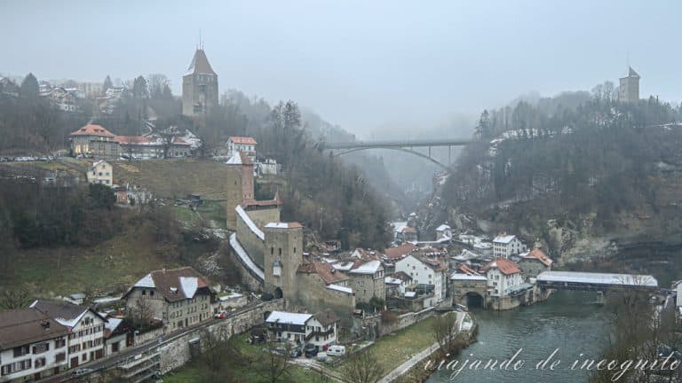 Vista de Friburgo un día nevado de invierno
