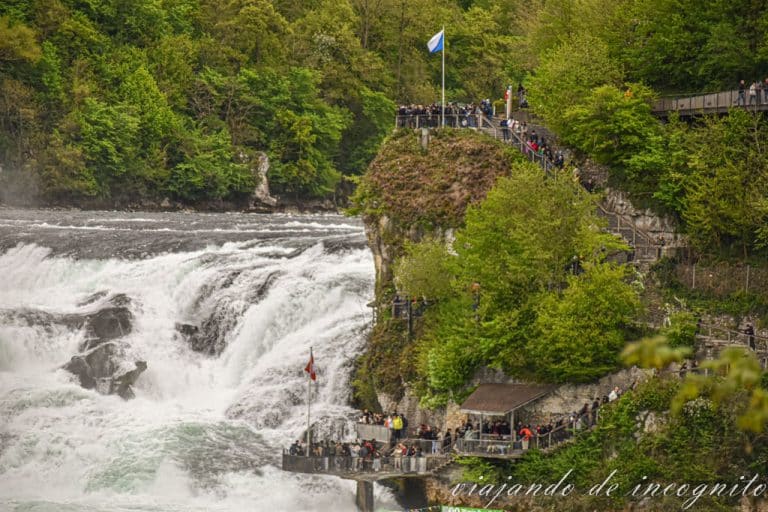 Mucha gente en los miradores de las cataratas del Rin del palacio de Laufen