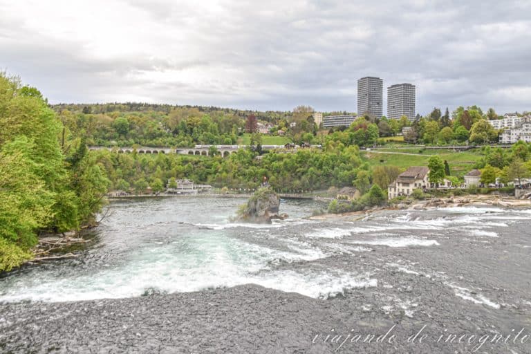 Vista trasera de las cataratas del Rin desde el puente que conecta ambas orillas
