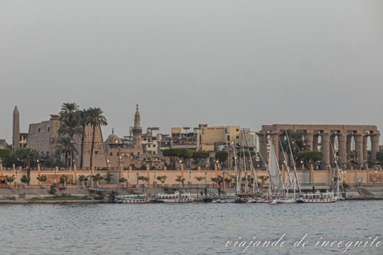 Vistas del templo de Luxor desde la orilla oeste