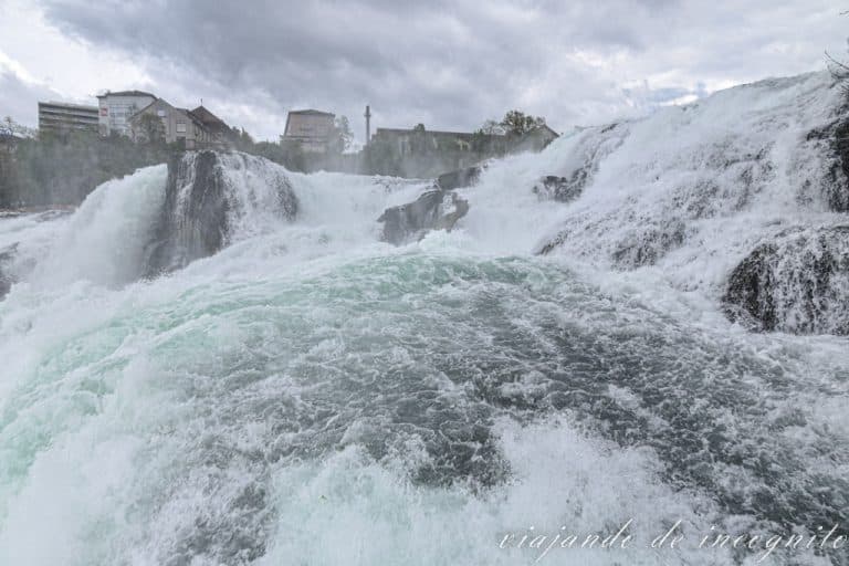 Vista de las cataratas de Rin de frente desde uno de los miradores del castillo de Laufen