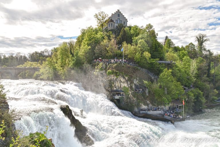 Vistas de las cataratas del Rin y del castillo de Laufen desde lo alto del peñón