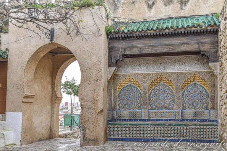 Banco decorado con azulejos en Bab el Assa en Tánger