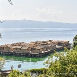 Vista aérea de la Bahía de los Huesos en el lago Ohrid.