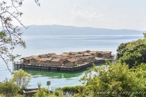 Vista aérea de la Bahía de los Huesos en el lago Ohrid.