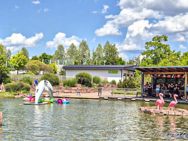 Varios niños montados en botes de colores en un pequeño lago del Playmobil Funpark