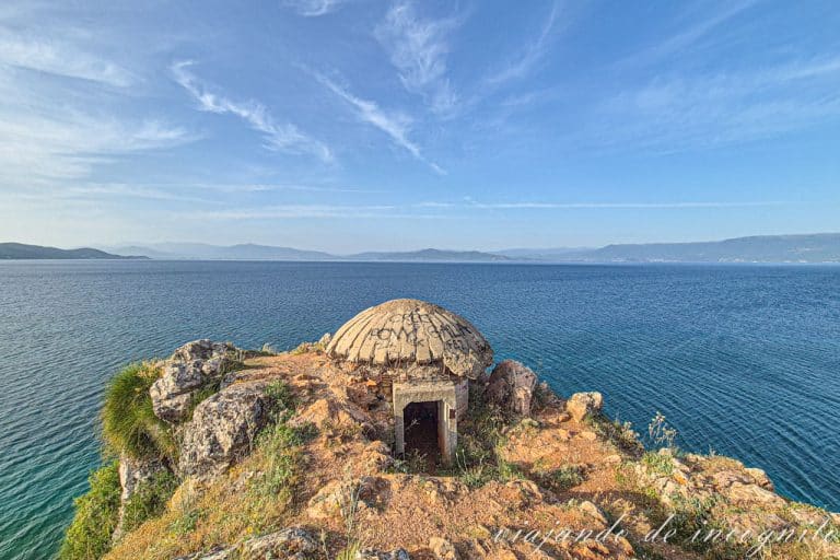 Búnker en Lin con el lago Ohrid de fondo