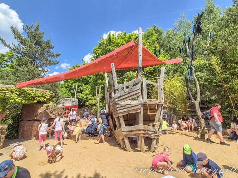 Niños buscan tesoros escondidos en la arena en el parque de Playmobil