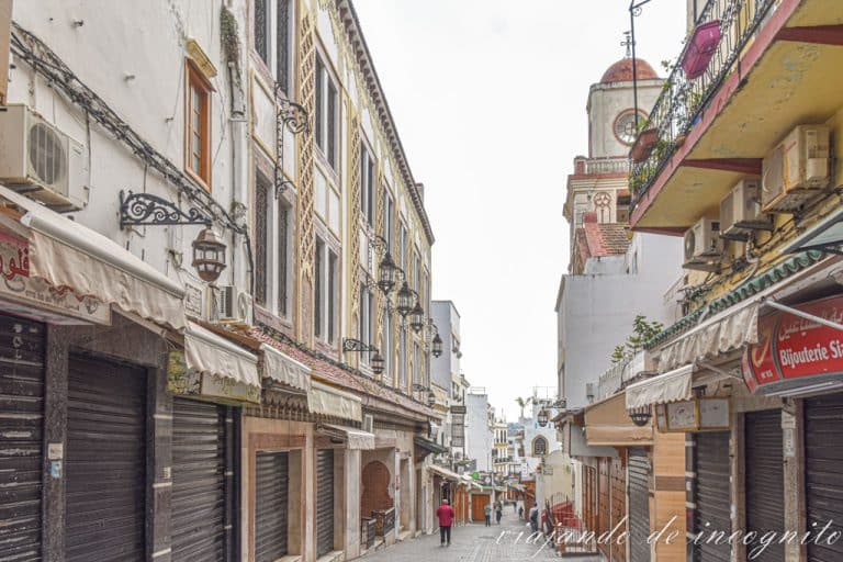 Calle Siagine pronto por la mañana durante el Ramadan. Todos los negocios están cerrados