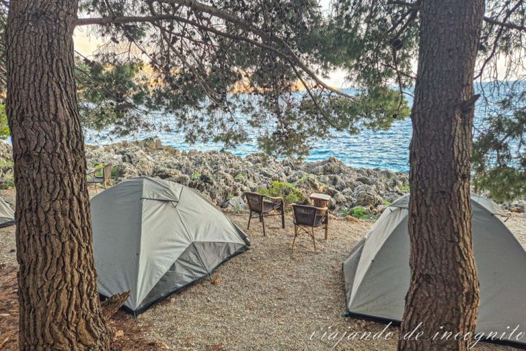 Dos tiendas de campaña del Sea cave camping frente al mar.