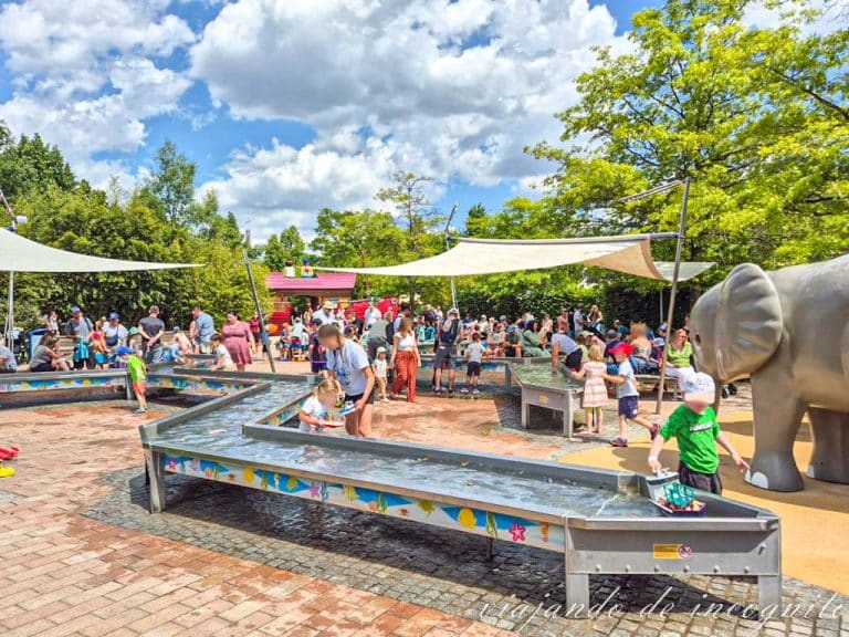 Numerosos niños hacen navegar barcos por los canales de agua en la zona del Araca de Noé en el Playmobil Funpark