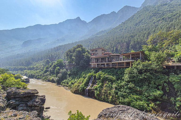 Cascadas de Kelcyre con el agua del río Vjose de color marrón
