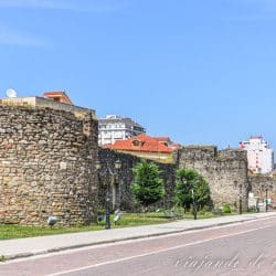 Vista de las murallas del castillo de Elbasan al mediodia