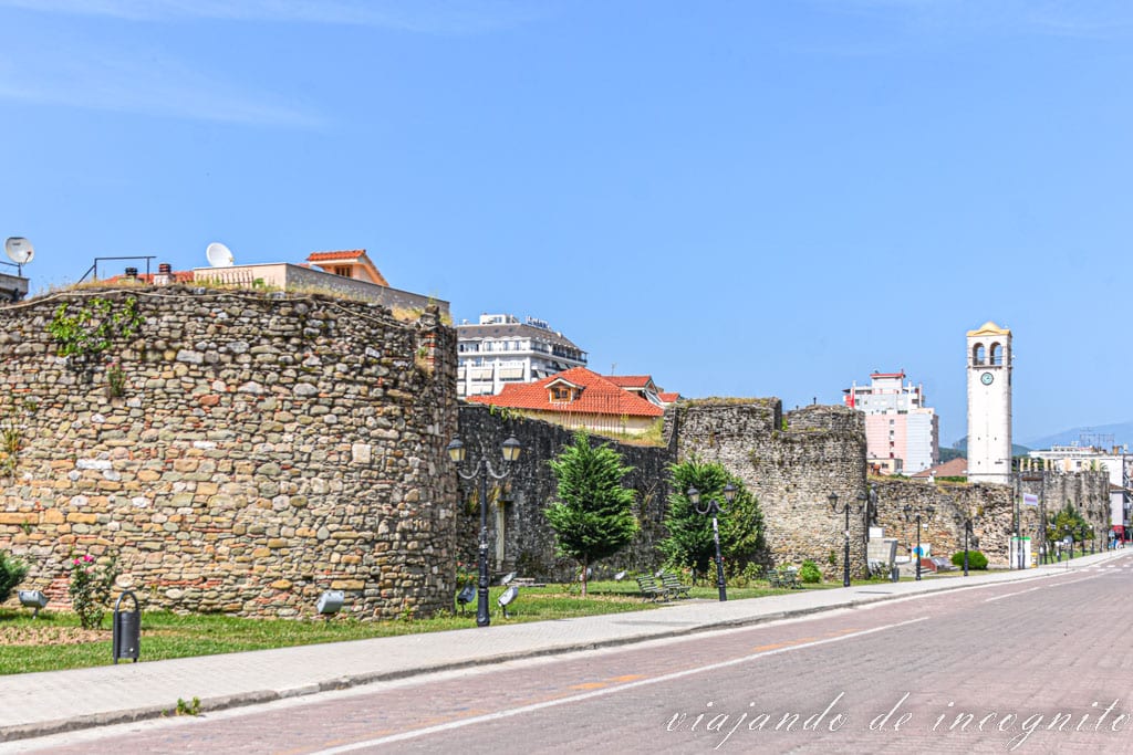Vista de las murallas del castillo de Elbasan al mediodia