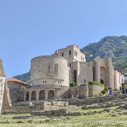 Interior del castillo de Krujë pronto por la mañana y sin gente