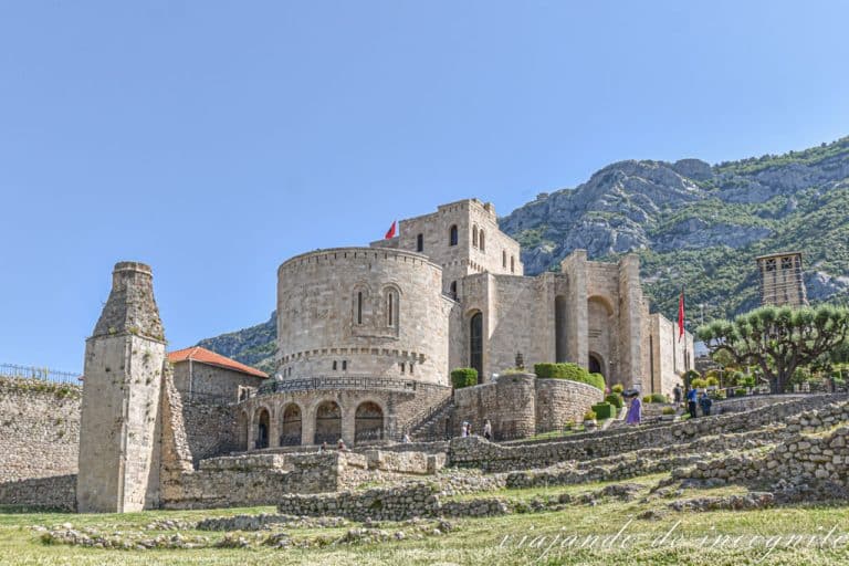 Interior del castillo de Krujë pronto por la mañana y sin gente