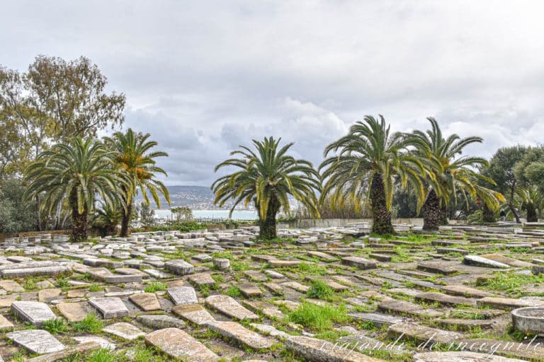 Tumbas del cementerio judío de Tánger rodeadas de palmeras y con el mar de fondo.