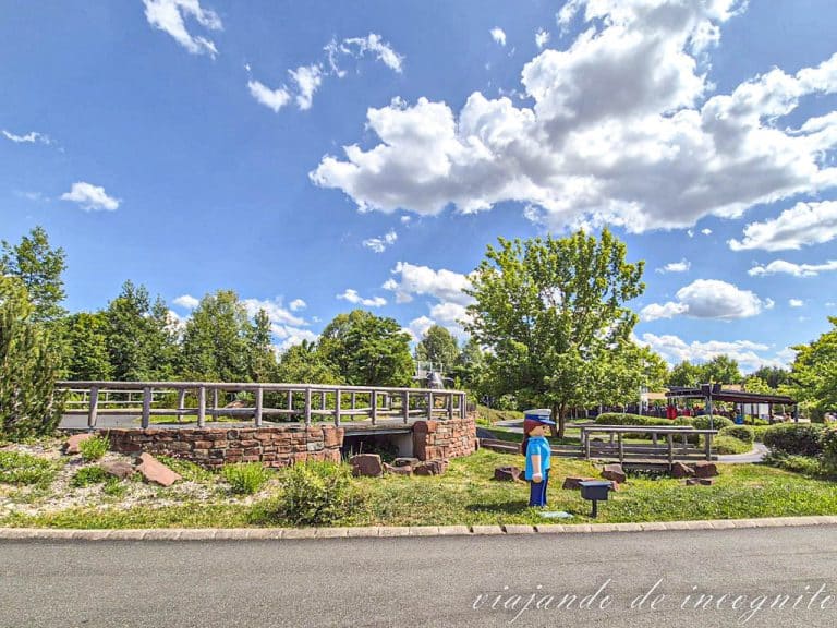 Circuito de carreras con un gran muñeco de policía de Playmobil