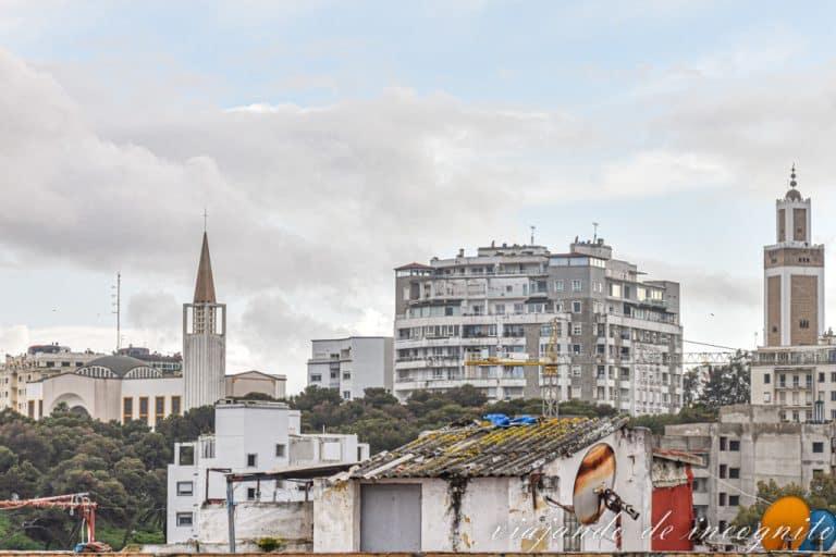 Vista de la zona nueva de Tánger donde sobresalen el campanario de la catedral y el minarete de la mezquita de Mohammed V