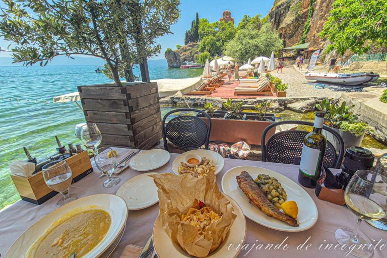 Comida con calamares, trucha, sopa y plato de pasta en el restaurante Kaneo frente a la iglesia de San Juan Kaneo.
