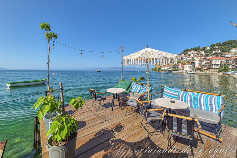 Terraza sobre el lago Ohrid de la Roastery