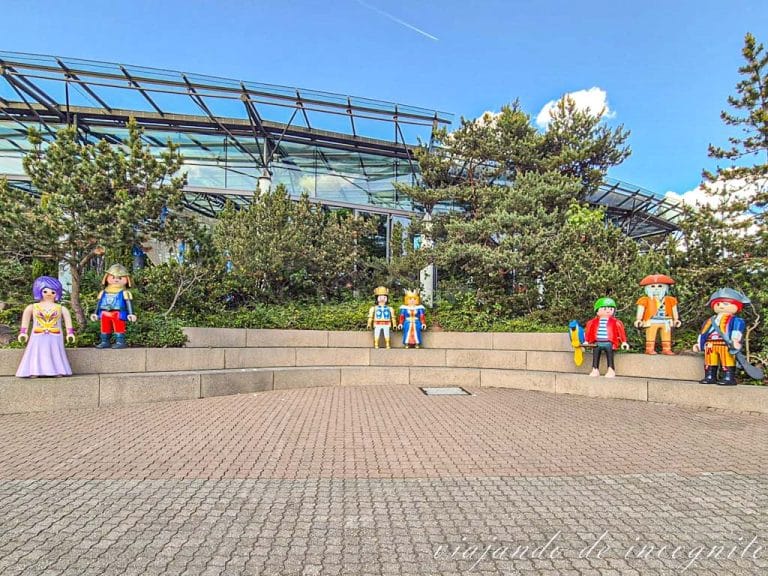 Varias figuras de Playmobil a la entrada del parque