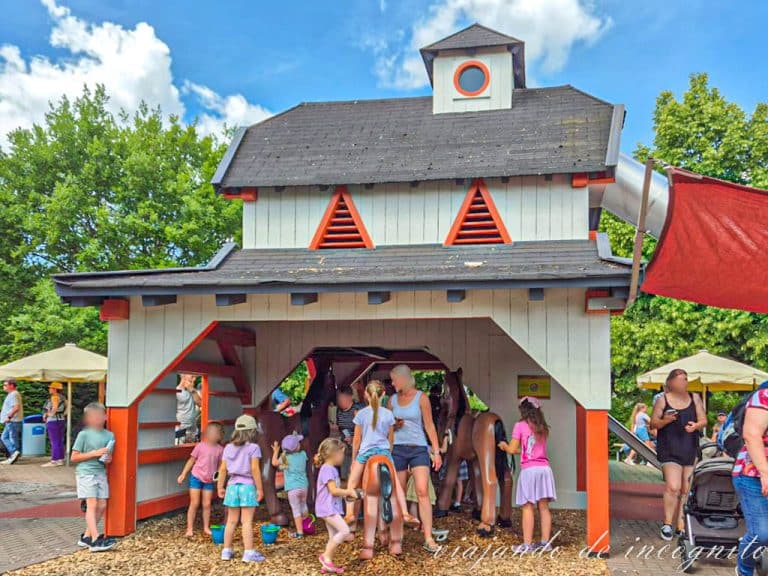 Niños juegan a limpiar a caballos en la granja de Playmobil Funpark