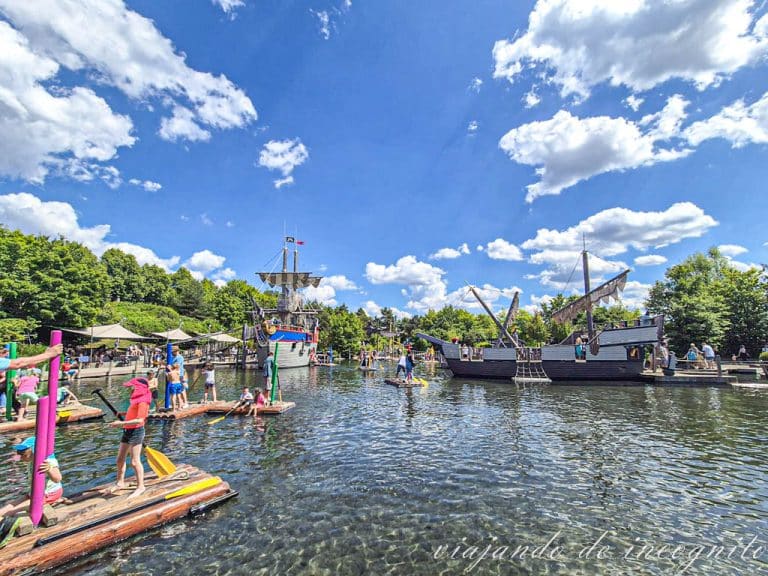 Niños y mayores surcan el lago pirata del Playmobil Funpark en balsas de madera