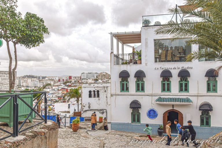Plaza frente a la entrada a la Kasbah, donde se ve a varios niños jugando y la fachada del restaurante la terraza de la Medina.