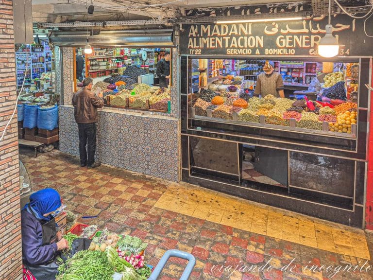 Puestos de aceitunas en el mercado de la medina de Tánger
