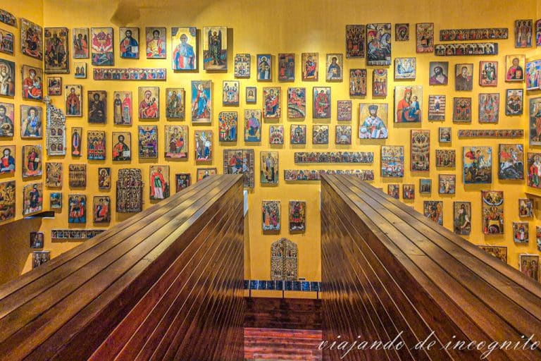 Primera sala del Museo Nacional de Arte Medieval en Korce. Las paredes amarillas están llenas de iconos.