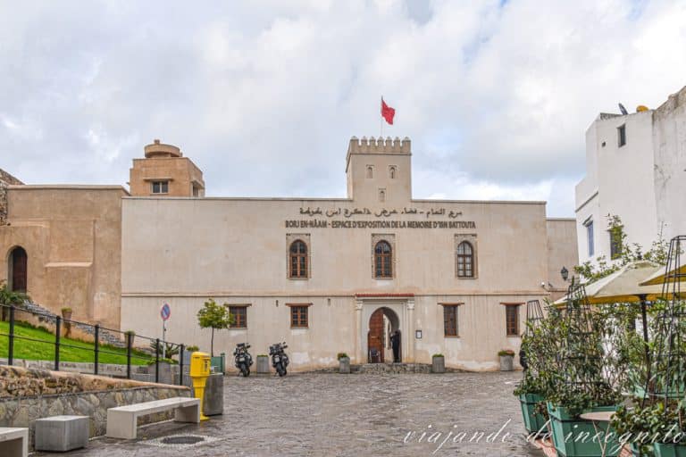 Fachada exterior del museo de Ibn Battuta en Tánger
