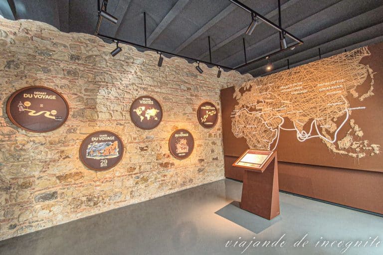 Una de las salas del museo de Ibn Battouta donde se ven en cifras su gran viaje