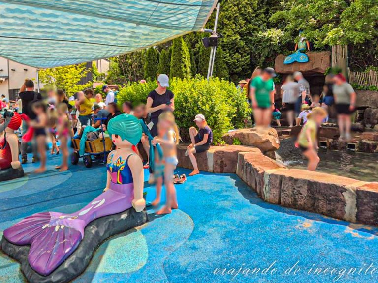 Niños peinando sirenas en el Playmobil Funpark