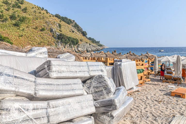 Colchones y hamacas amontonados en la playa de Llamanit, una de las que más nos decepcionó en nuestra ruta por Albania.