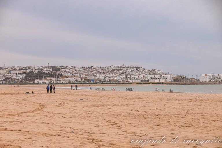 Playa casi vacía de Tánger en la hora cercana al atardecer