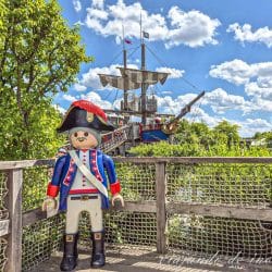 Una gran figura de un pirata de Playmobil se encuentra frente al barco pirata del Playmobil Funpark, una visita perfecta si viajas a Alemania con niños