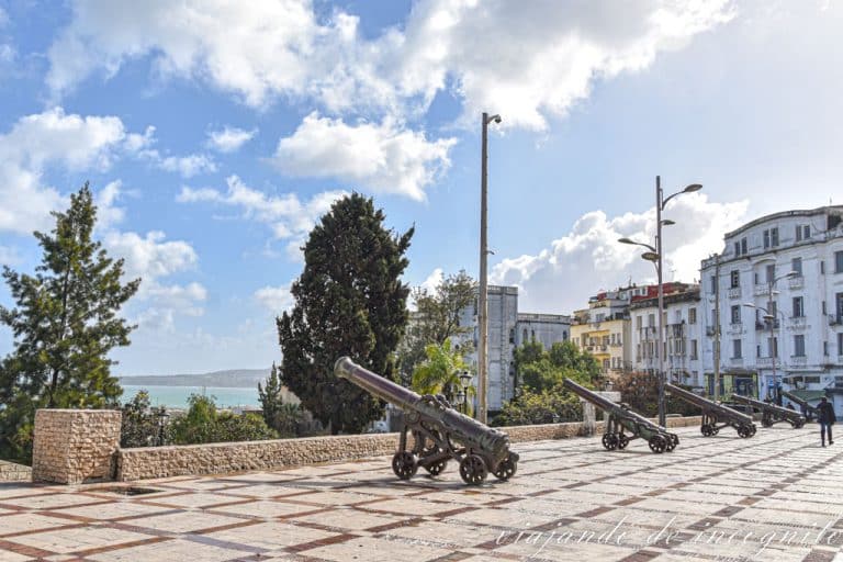 Plaza Faro vacía. Se ven los cañones y de fondo el mar