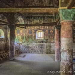 Interior cubierto de frescos de San Atanasio en Voskopojë