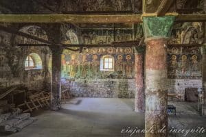 Interior cubierto de frescos de San Atanasio en Voskopojë