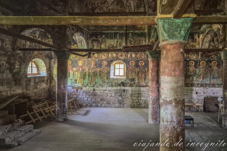 Interior cubierto de frescos de San Atanasio en Voskopojë