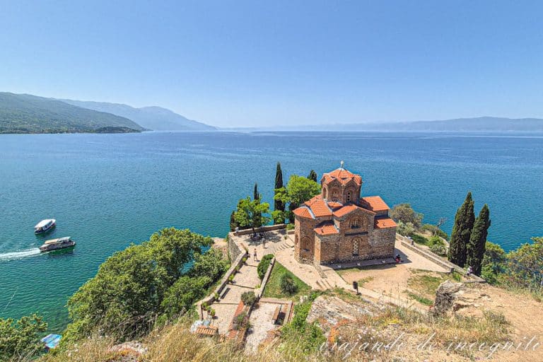 Vista de San Juan Kaneo y el lago Ohrid de fondo