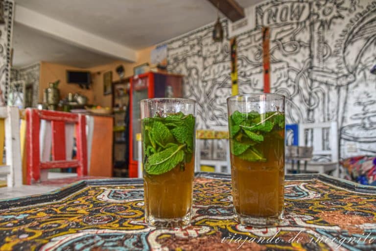 Dos vasos de té con menta en el interior del café Cherifa, Tánger
